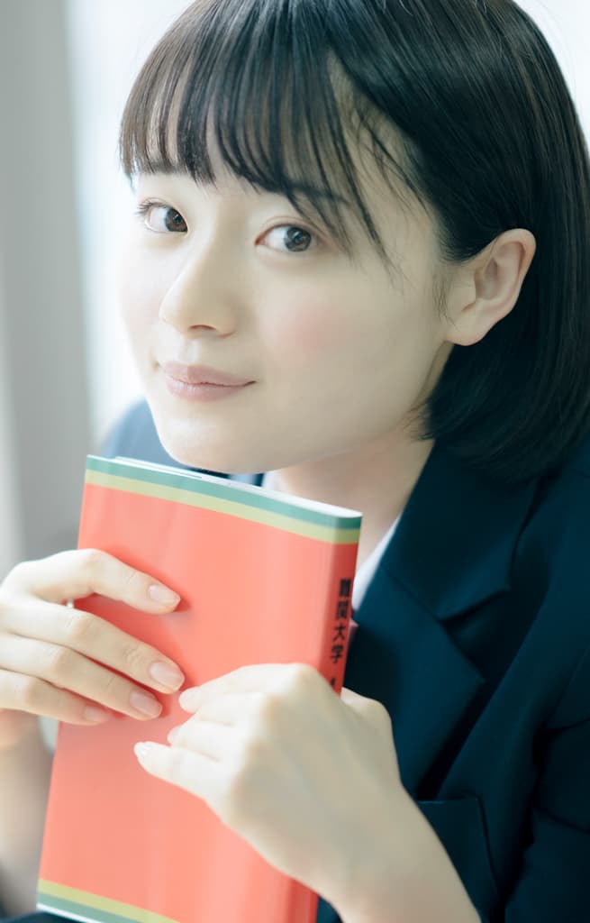 参考書を持つ女子校生