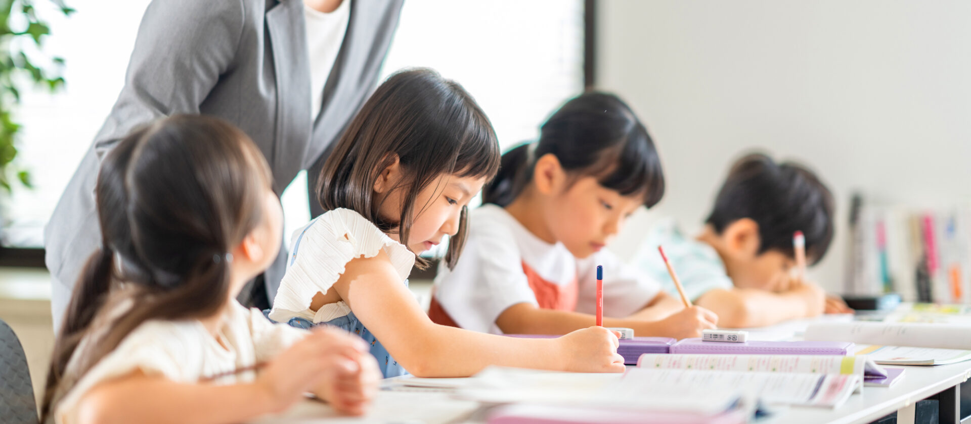 勉強する子どもたち