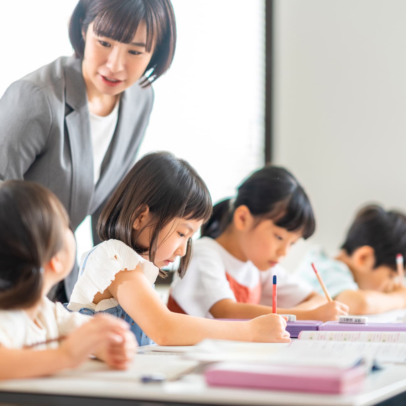 勉強する子どもたち